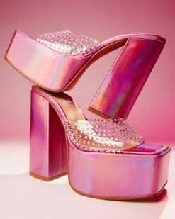 SteveMadden RUBY IRIDESCENT -Steve Madden | Official Store SM 2022 DIGITAL MONTHLY CONTENT 04 APRIL STILLS SHOT 0318