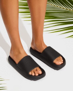 SteveMadden CLOUDD BLACK -Steve Madden | Official Store SM COOL PLANET SPRING 2022 SHOT 28 0190